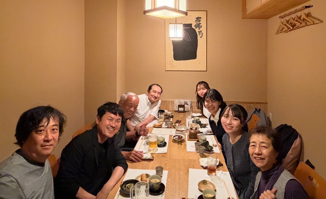 阿形清和先生を囲んだ懇親会の集合写真