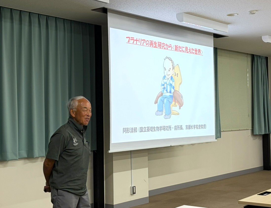 特別講演を行う阿形清和先生
