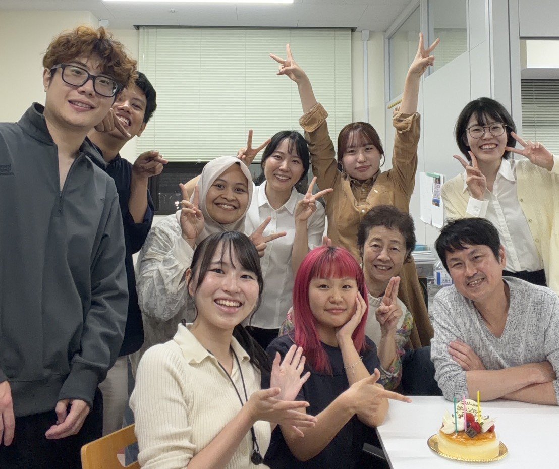 甘 星宇さんの誕生日ケーキを囲む研究室メンバーの集合写真